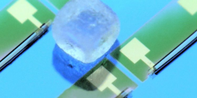 Desarrollan una revolucionaria baterí­a recargable submilimétrica más pequeña que un grano de sal