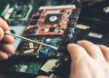 Desarrollan una técnica sostenible para extraer el oro de teléfonos y computadores viejos
