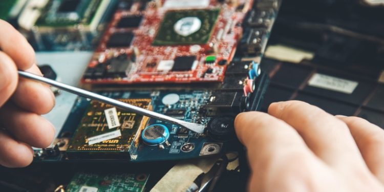 Desarrollan una técnica sostenible para extraer el oro de teléfonos y computadores viejos