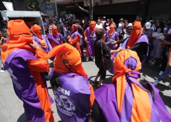 Desbufo celebra su 126 aniversario en el Centro Histórico con sátira política