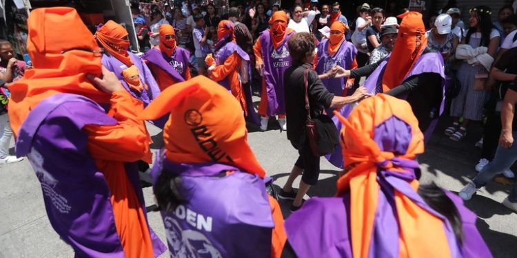 Desbufo celebra su 126 aniversario en el Centro Histórico con sátira política