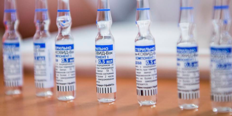 Desconectó la refrigeradora para cargar su celular y echó a perder casi mil vacunas de Covid-19