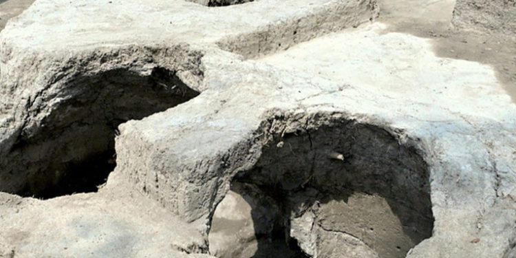 Descubren antiguas tumbas cónicas llenas de huesos y figurillas en un bosque de la Ciudad de México