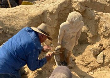 Descubren en Egipto una momia de 4.300 años de antigí¼edad cubierta de una lámina de oro