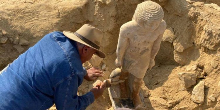 Descubren en Egipto una momia de 4.300 años de antigí¼edad cubierta de una lámina de oro
