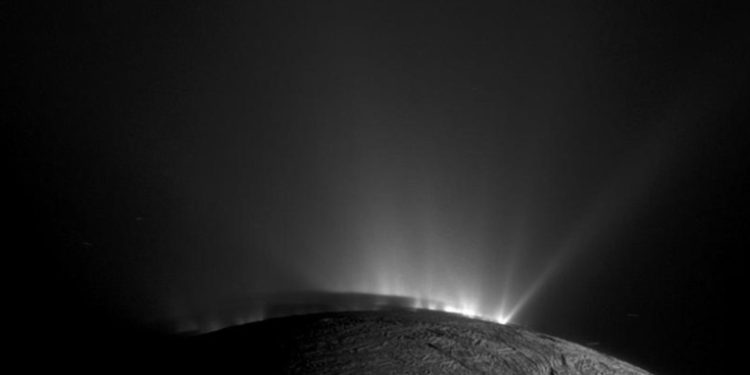 Descubren nueva evidencia de que una luna de Saturno podría albergar vida