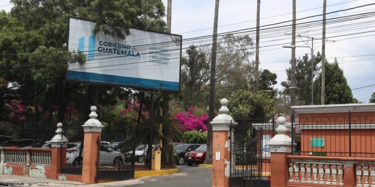 Descubren plazas fantasmas en el Ministerio de Ambiente