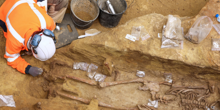 Desentierran en París cerca de 50 tumbas romanas debido a obras viales