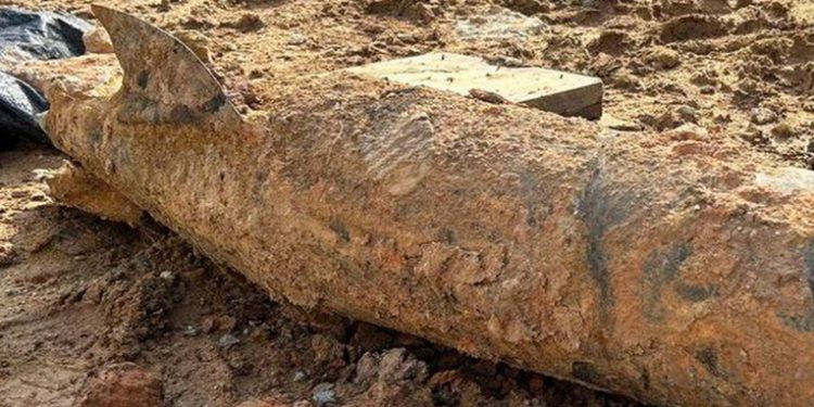 Desentierran una bomba aérea de la Segunda Guerra Mundial en un sitio de construcción en Singapur