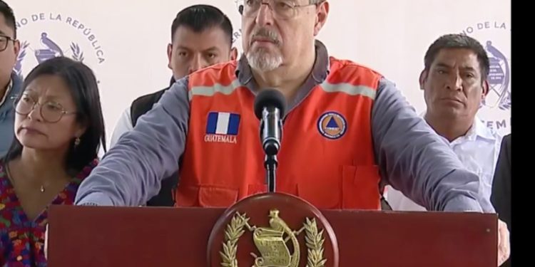 Deslave en Pastores: Presidente Arévalo inspecciona zona de desastre