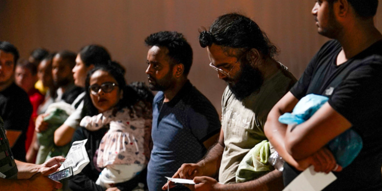 Desmantelan en EE.UU. una red que transportaba migrantes en maletas y cajas por la frontera con México