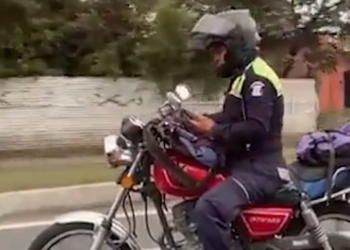 Despiden a agente de la PMT de Mixco por utilizar su celular mientras conducí­a