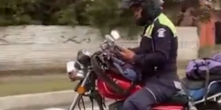 Despiden a agente de la PMT de Mixco por utilizar su celular mientras conducía