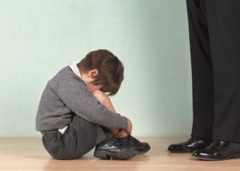 Despiden en EE.UU. a una directora escolar tras arrastrar por el suelo a un alumno autista