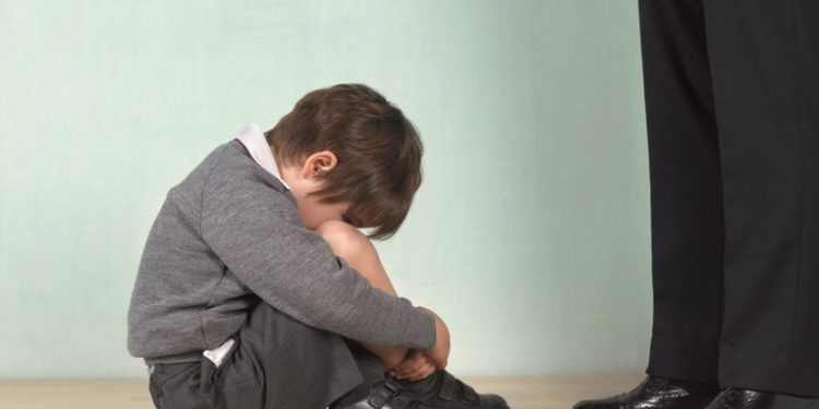 Despiden en EE.UU. a una directora escolar tras arrastrar por el suelo a un alumno autista