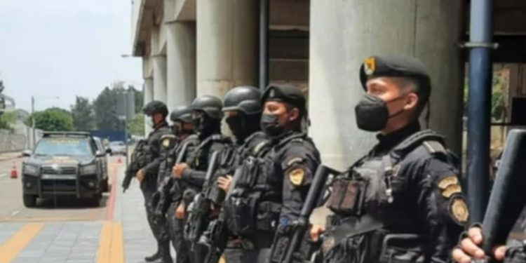 Despliegue de pelotón antimotines en aeropuerto La Aurora por temor a bloqueos