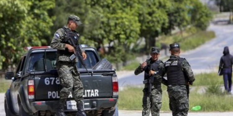 Despliegue masivo de policías y militares en la capital de Honduras para reforzar la seguridad durante la temporada navideña