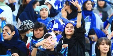 Después de 42 años Irán permite a mujeres asistir a un partido de fútbol de la liga local