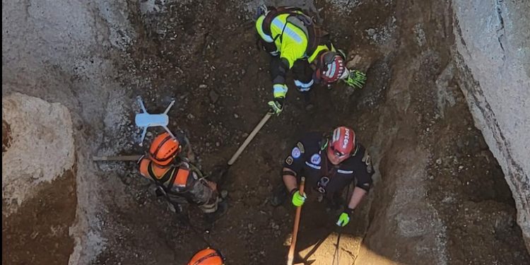 Después de 5 días encuentran vehículo que cayó en hundimiento de Villa Nueva