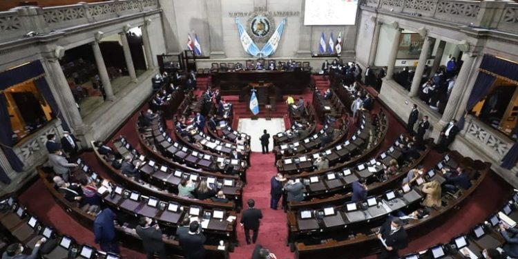 Destituyen a empleados de compras del congreso por adquirir productos a altos precios