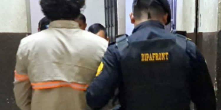 Detenido en la Empresa Portuaria Quetzal con 242,000 quetzales y municiones