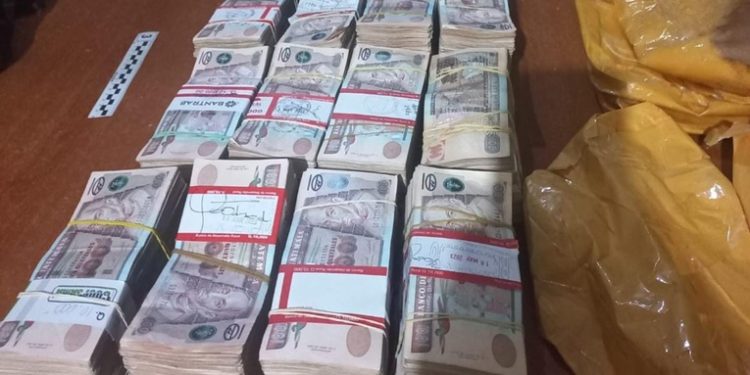 Detenido por posesión de dinero dudoso: Operativo revela Q1,200,000 en camión interceptado