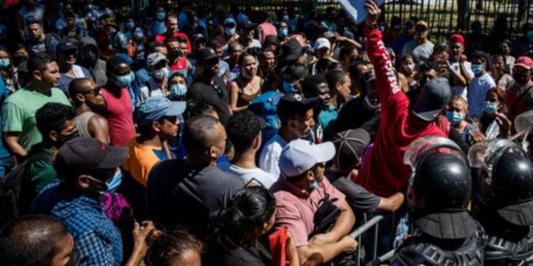 Detienen a 114 migrantes cubanos y venezolanos en el sur de México