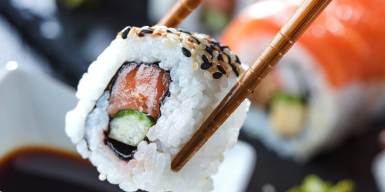 Detienen a 3 implicados en el 'terrorismo del sushi' en Japón