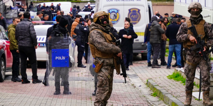 Detienen a 47 personas tras el atentado terrorista contra una iglesia católica en Estambul