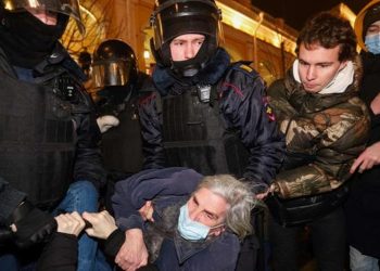 Detienen a cerca de 1.400 personas en Rusia durante protestas contra la guerra en Ucrania