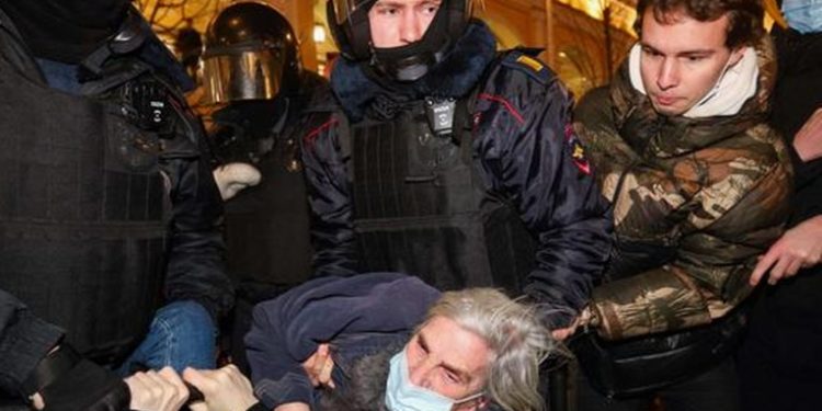 Detienen a cerca de 1.400 personas en Rusia durante protestas contra la guerra en Ucrania