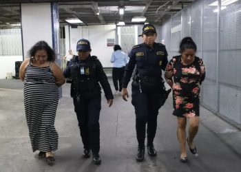 Detienen a dos mujeres al intentar ingresar Q50 mil en efectivo al COF