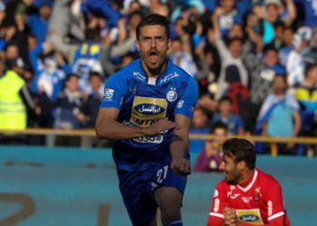 Detienen a futbolista iraní­ por apoyar las protestas contra el régimen