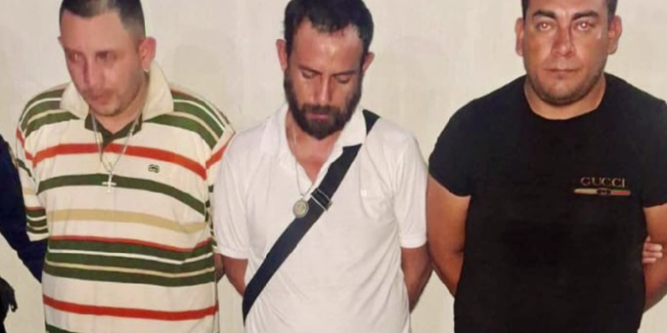 Detienen a tres falsos fiscales con chalecos del MP y armas ilegales