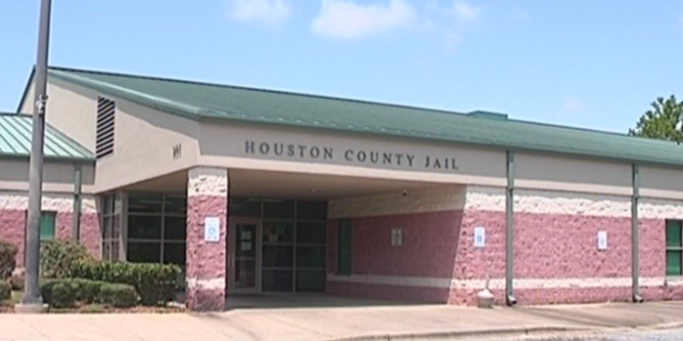 Detienen a una mujer tras intentar comprar el hijo de otra persona en un supermercado