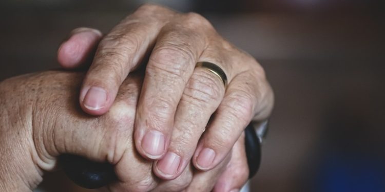 Detienen en EE.UU. a un hombre por agredir sexualmente a una anciana de 90 años y con demencia