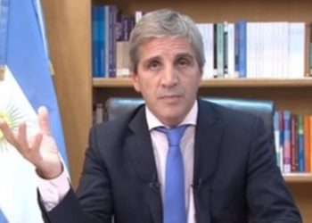 Devaluación del peso al 50 % y quita de subsidios a tarifas: el plan de ajuste de Milei en Argentina