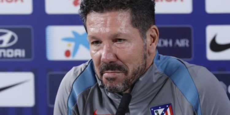 Diego Simeone crítico con la no expulsión ante el Alavés de Vinicius y Endrick que jugarán el derbi