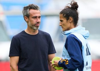 Difunden un video del técnico de la selección femenina de fútbol de España tocando el pecho de su asistente