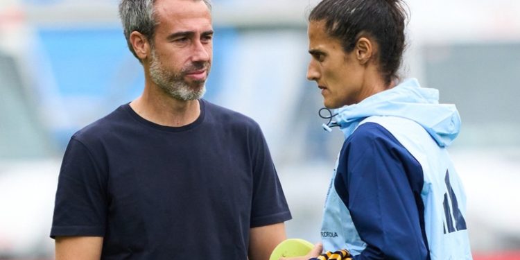 Difunden un video del técnico de la selección femenina de fútbol de España tocando el pecho de su asistente