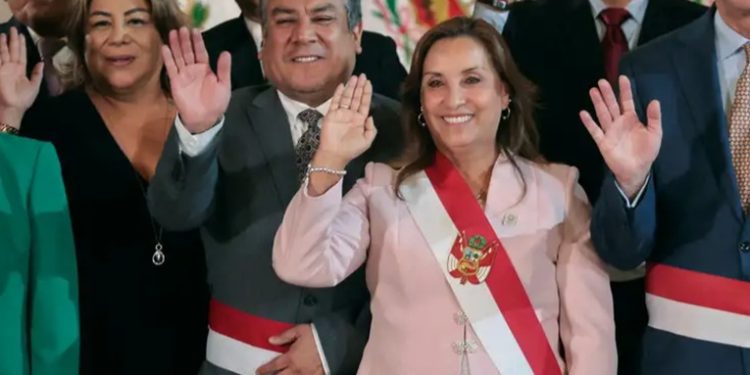 Dina Boluarte asegura que completará su mandato en Perú