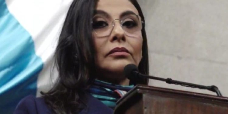 Diputada denuncia burlas de colega por su apariencia física en redes sociales