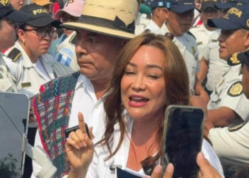 Diputada Evelyn Morataya enfrenta resistencia de trabajadores en hospital de Baja Verapaz
