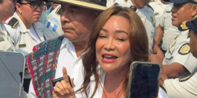 Diputada Evelyn Morataya enfrenta resistencia de trabajadores en hospital de Baja Verapaz