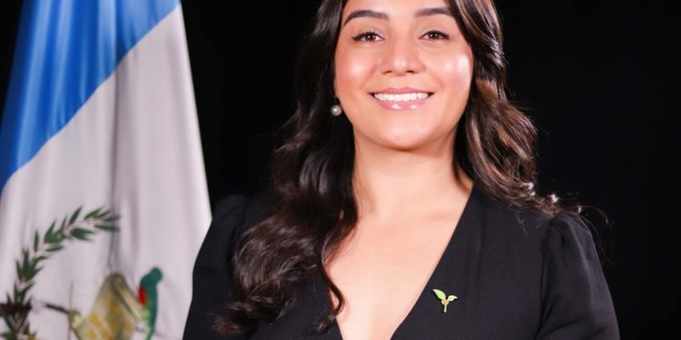 Diputada Laura Marroquín solicita a la CC certificar lo conducente contra funcionario del Congreso