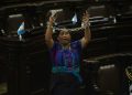 Diputada realiza una particular protesta en rechazo contra los funcionarios y congresistas