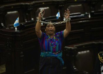 Diputada realiza una particular protesta en rechazo contra los funcionarios y congresistas