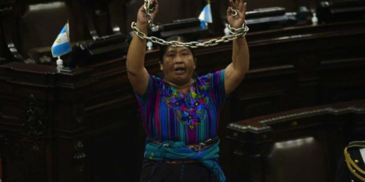 Diputada realiza una particular protesta en rechazo contra los funcionarios y congresistas