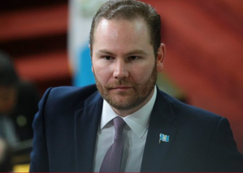 Diputado ílvaro Arzú coloco este jueves denuncia contra las personas que atacaron la sede del Partido Unionista.