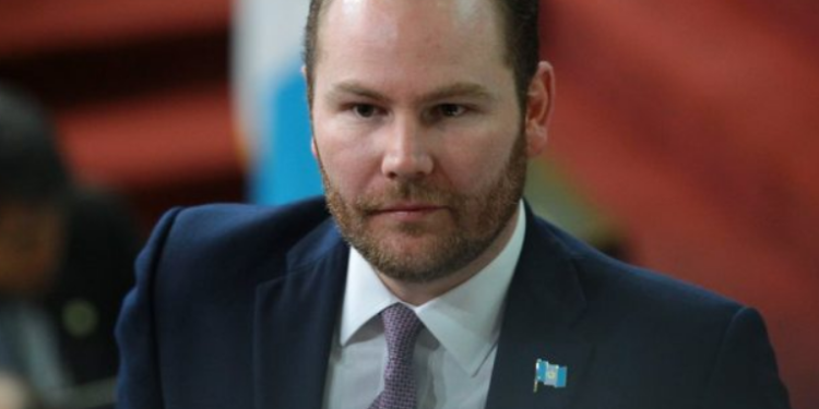 Diputado ílvaro Arzú coloco este jueves denuncia contra las personas que atacaron la sede del Partido Unionista.